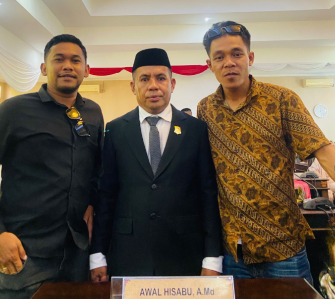 Pengurus PBB sekaligus anggota DPRD Muna Awal Hisabu tengah didampingi kerabat. Foto: Ist