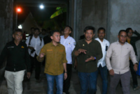 Pj Bupati Busel Ridwan Badallah tenggah pakayan hitam. Foto : Ist