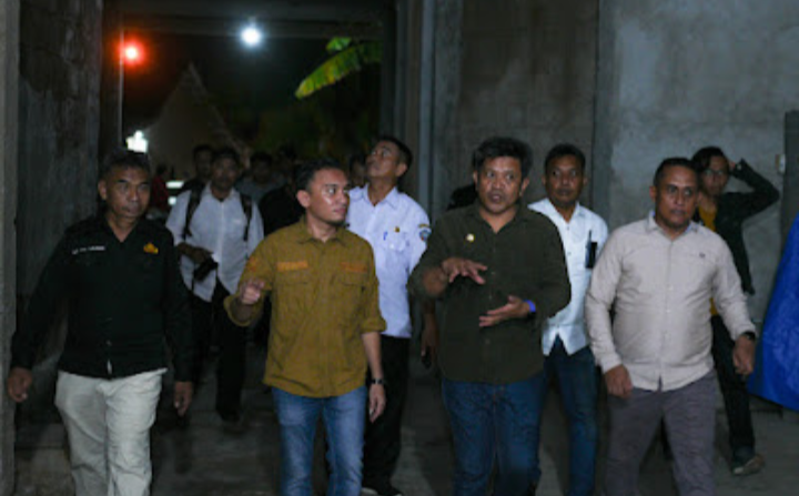 Pj Bupati Busel Ridwan Badallah tenggah pakayan hitam. Foto : Ist