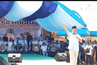 Anggota DPRD Sultra fraksi Partai Gerindra La Isra saat berorasi di kampeye ASR-HUGUA di Lapangan Walamebeno Wite. Foto: Ist