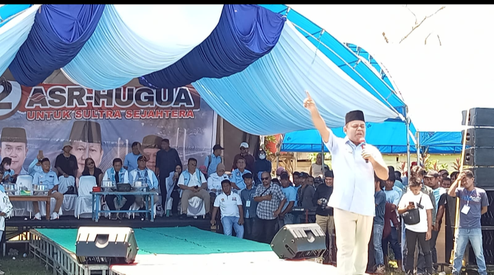 Anggota DPRD Sultra fraksi Partai Gerindra La Isra saat berorasi di kampeye ASR-HUGUA di Lapangan Walamebeno Wite. Foto: Ist