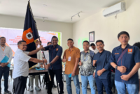 Dr. Cand. Ir Munansar, S.T,.M,T saat menerima Pataka FIM PII Sultra pakayan putih. Foto: Ist