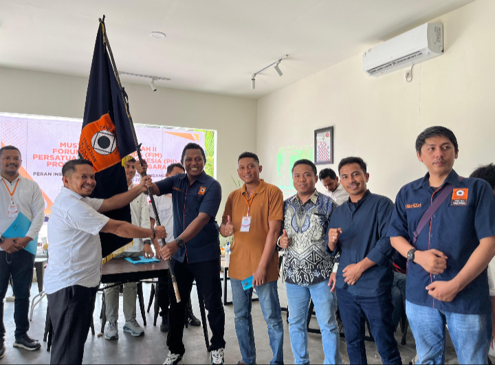 Dr. Cand. Ir Munansar, S.T,.M,T saat menerima Pataka FIM PII Sultra pakayan putih. Foto: Ist