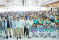Calon Wakil Gubernur Sultra nomor urut dua, Ir Hugua saat berfoto dengan ribuan masyarakat Muna. Foto: Ist