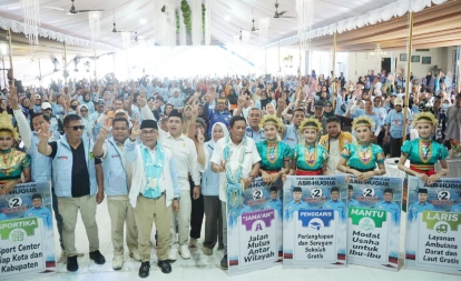 Calon Wakil Gubernur Sultra nomor urut dua, Ir Hugua saat berfoto dengan ribuan masyarakat Muna. Foto: Ist