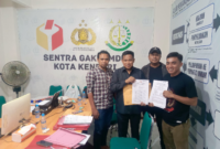 Tim Hukum Yudhy-Nirna saat melaporkan dugaan Pelanggaran Pilwali di Bawaslu Kota Kendari. Foto : Ist