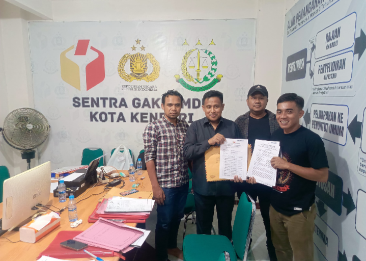 Tim Hukum Yudhy-Nirna saat melaporkan dugaan Pelanggaran Pilwali di Bawaslu Kota Kendari. Foto : Ist