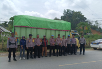Jajaran Anggota Polresta Kendari saat mengawal logistik hasil Pilkada Konawe Menuju KPU Konawe. Foto: Ist