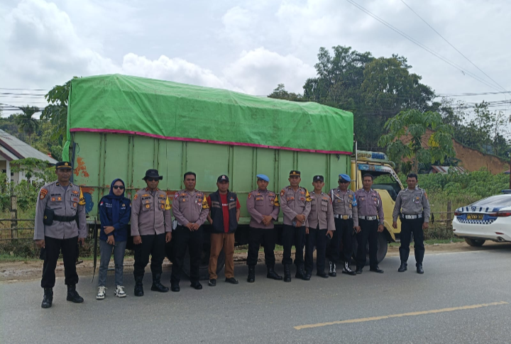 Jajaran Anggota Polresta Kendari saat mengawal logistik hasil Pilkada Konawe Menuju KPU Konawe. Foto: Ist