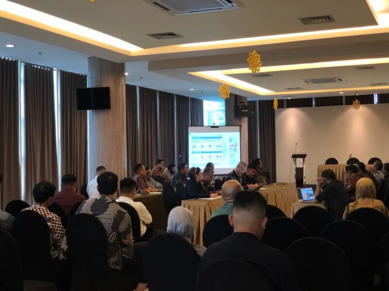 Suasana kunker Komisi XII DPR RI di salah satu hotel di Kota Kendari yang sempat di dokumentasikan awak media. Foto: Ist
