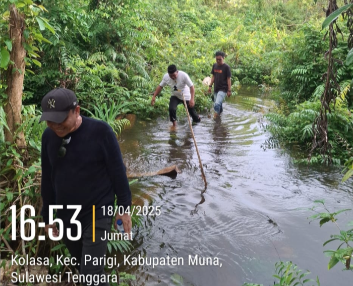 Dewan Pembina AP2 Sultra, La Ode Hasanuddin Kansi saat meninjau lokasi pengerjaan proyek Bendung di Desa Laiba.Foto : Redaksi 