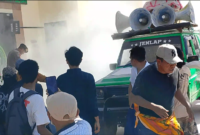 Suasana masa aksi saat berhamburan usai semprot alat Pemadam Kebakaran. Foto : Redaksi 