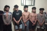 Tujuh terduga pelaku penikaman di Kelurahan Wasolangka beberapa waktu lalu, saat diamankan di Polres Arso, Jayapura. Foto: Ist