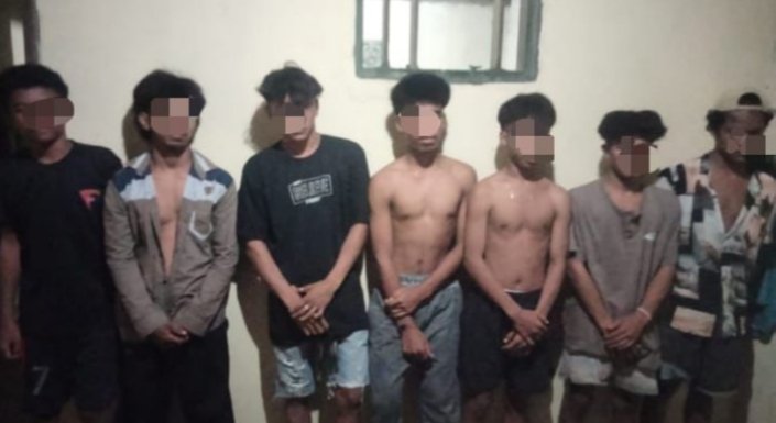 Tujuh terduga pelaku penikaman di Kelurahan Wasolangka beberapa waktu lalu, saat diamankan di Polres Arso, Jayapura. Foto: Ist