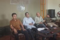 Kuasa hukum PT TAS, Sulaiman (Tengah) didampingi Direksi PT Tas.Foto: Redaksi