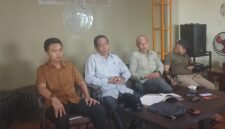 Kuasa hukum PT TAS, Sulaiman (Tengah) didampingi Direksi PT Tas.Foto: Redaksi